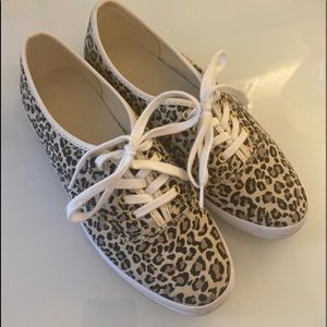 Kelly & Katie leopard shoes Sz 6.